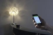 Die Tischlampe lässt sich per Smartphone einschalten - die HexaBus-Funksteckdose macht's möglich. (c) Fraunhofer ESK