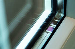 Der im Fensterrahmen angebrachte Chip versorgt sich selbst mit Energie. © Fraunhofer IMS